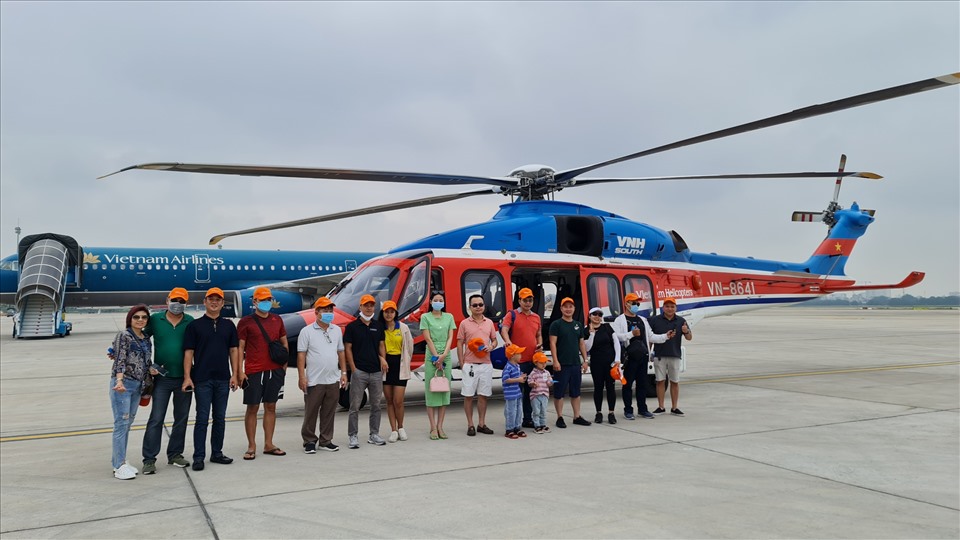 First 28 tourists take helicopter tours in HCMC