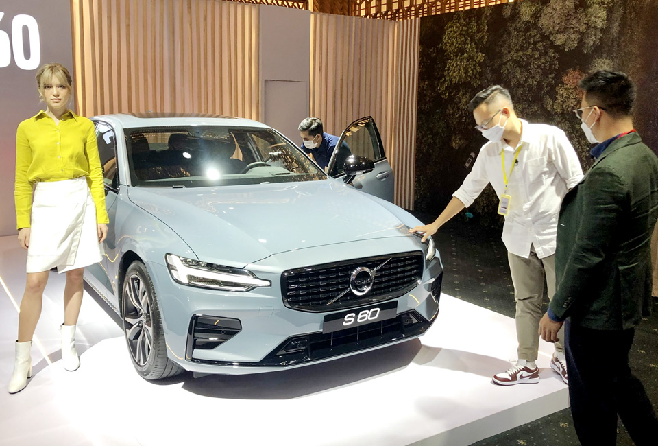 March auto sales soar by 60%