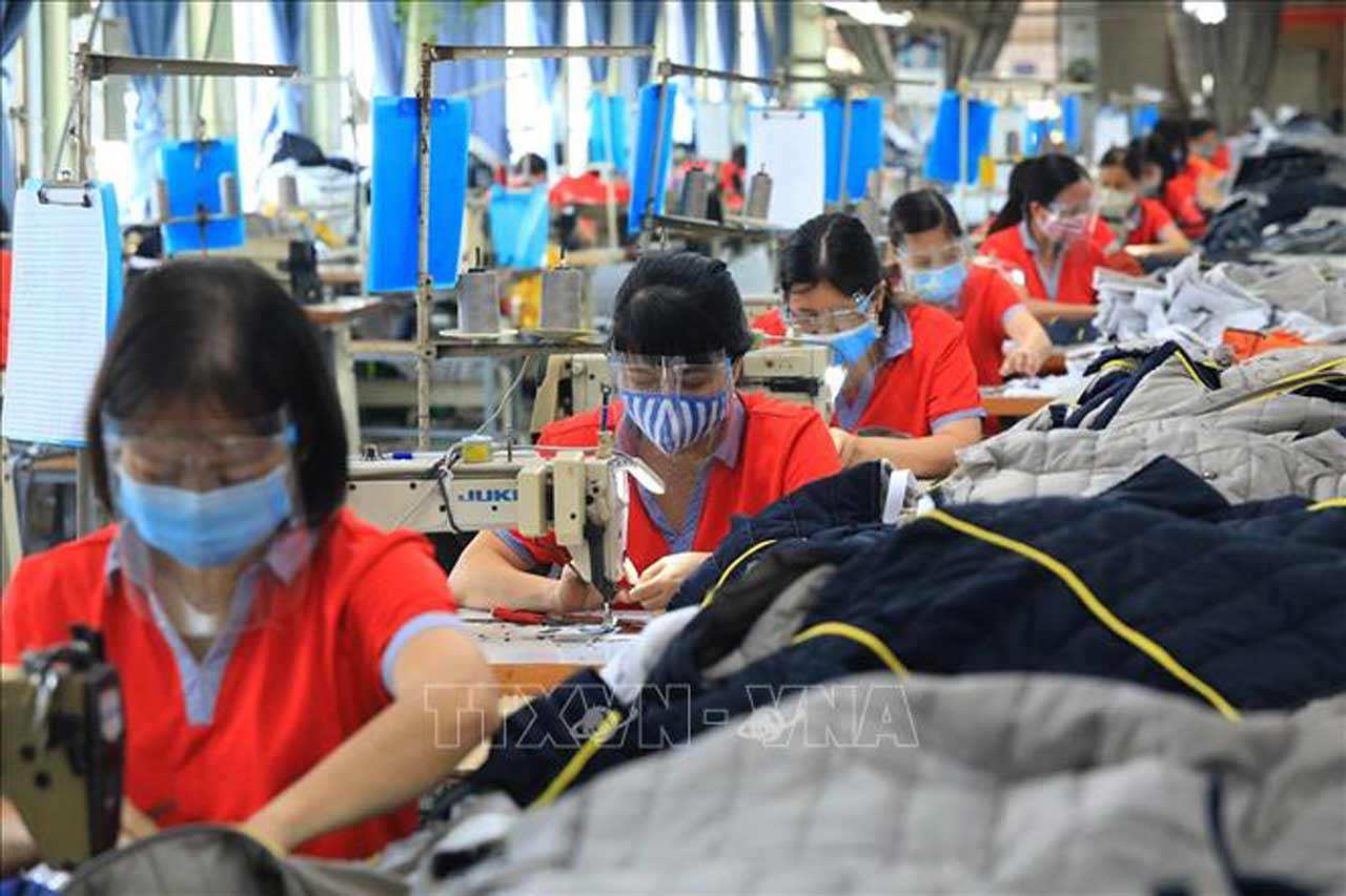 Eight local and foreign associations propose delaying wage rise