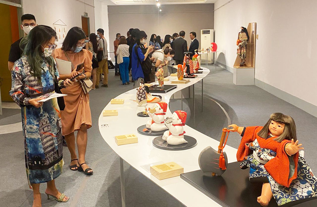 Saigonese enjoy art and beauty of Japanese dolls
