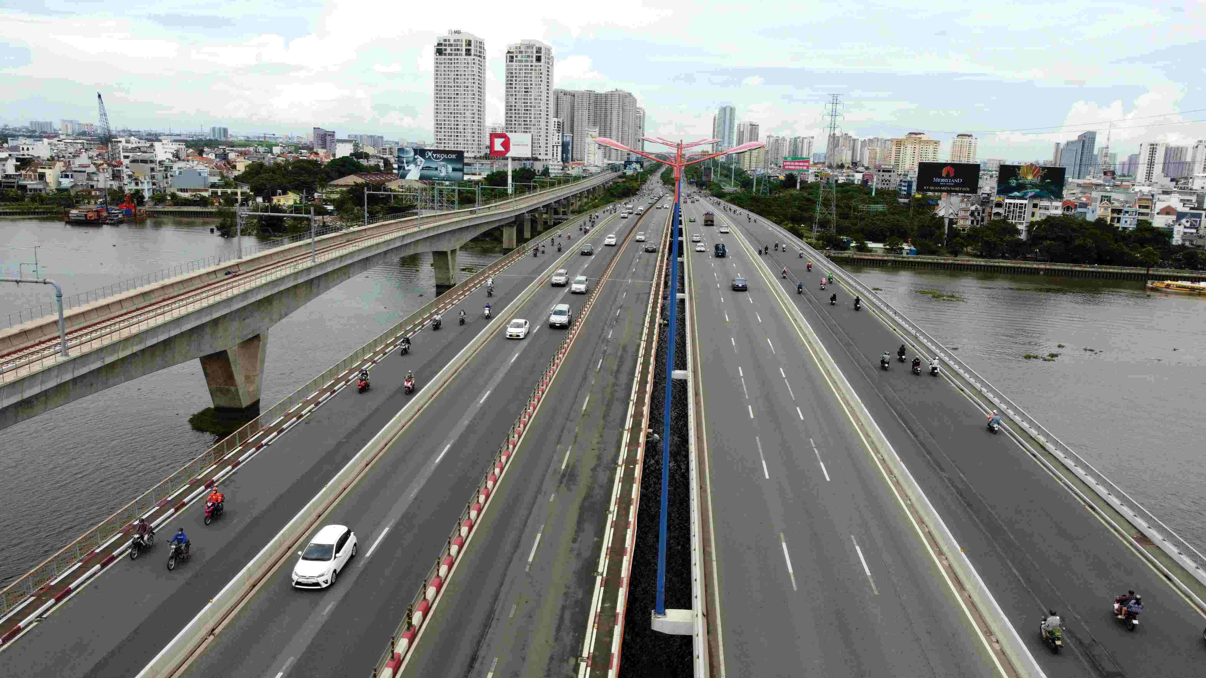 Saigon, the city of pairs and couples