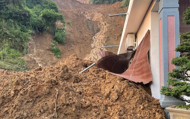 Wall collapse in Vinh Phuc kills three, injures one