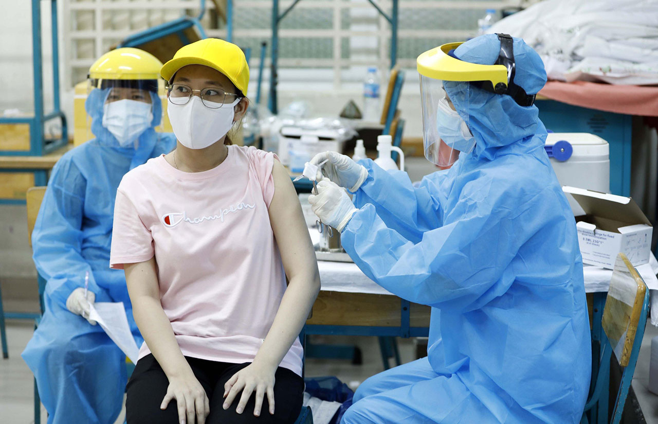 Covid booster shot refusers in HCMC must take responsibility: authority