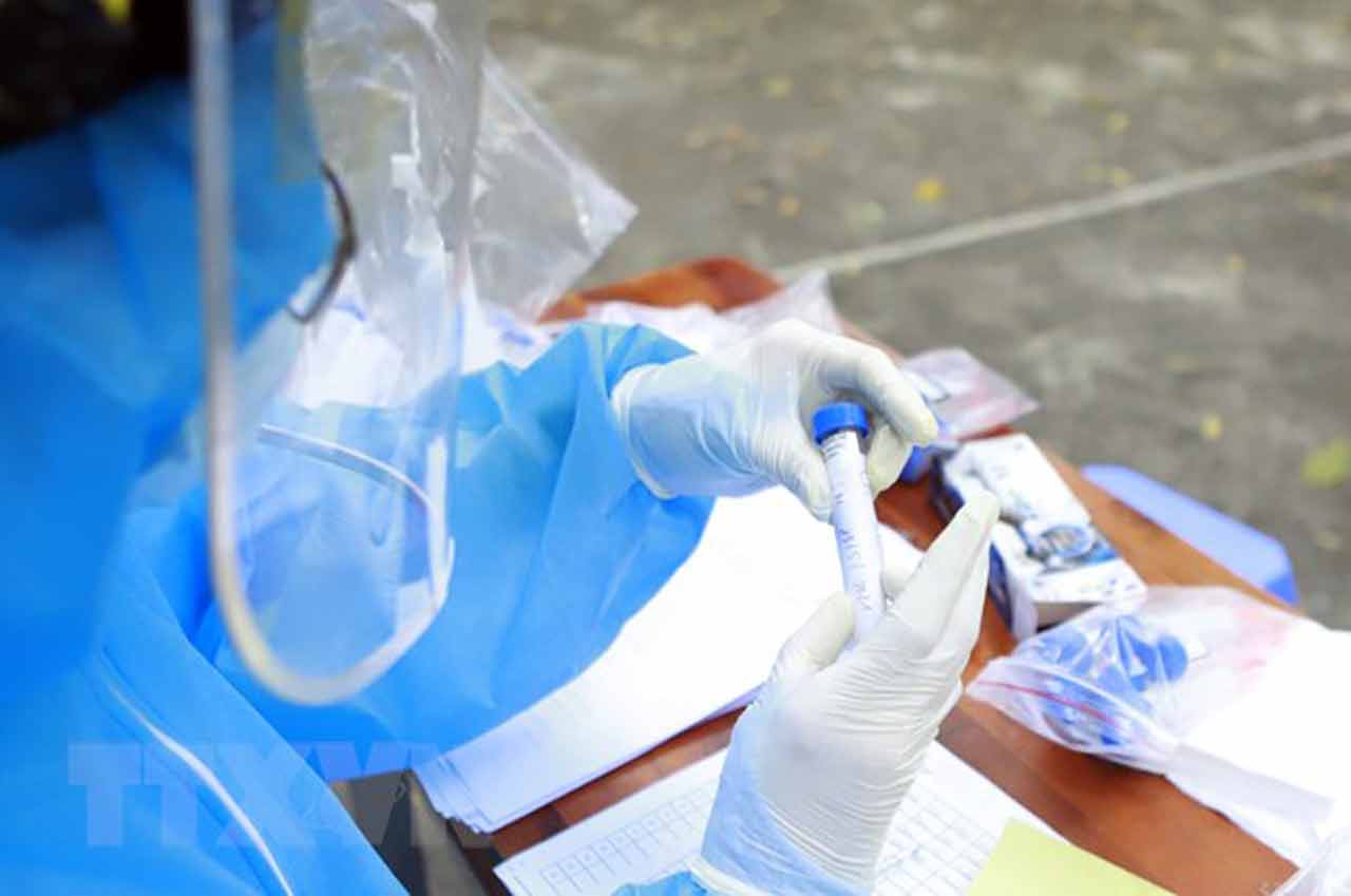 New daily Covid infections fall to under 900