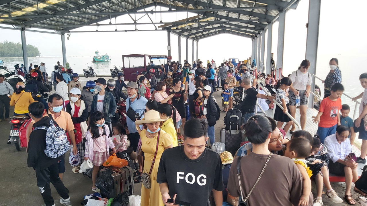 Ferry services to/from Phu Quoc resume as weather improves