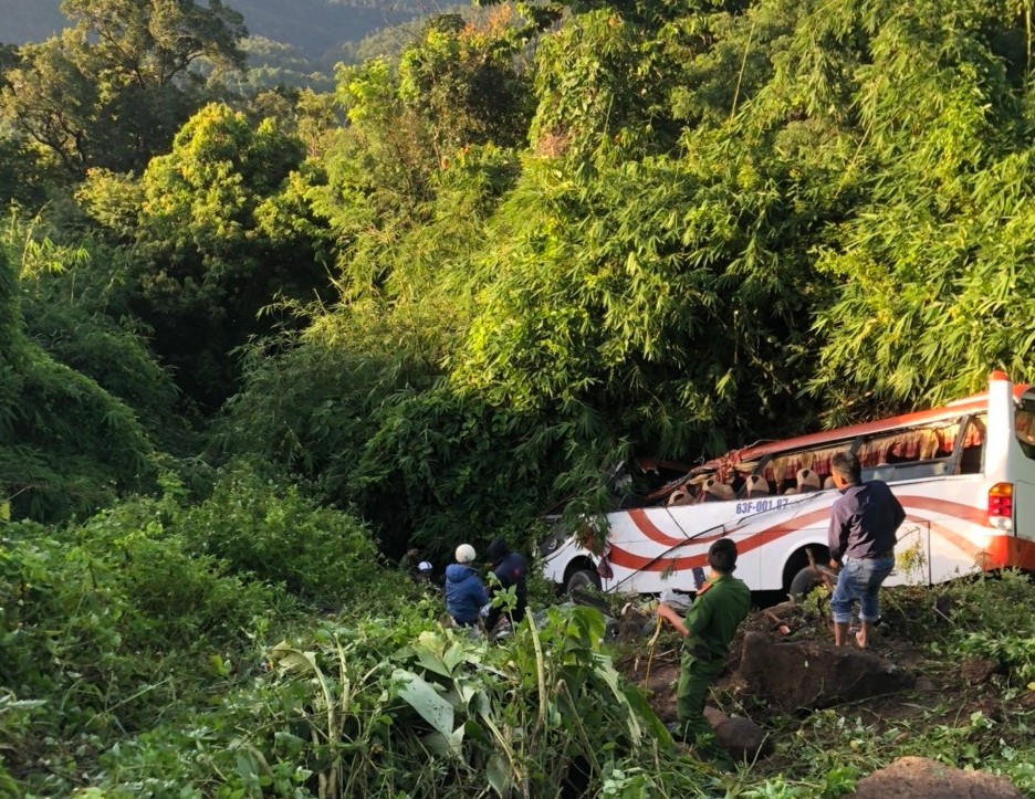 Passenger coach skids off pass into forest in Binh Thuan