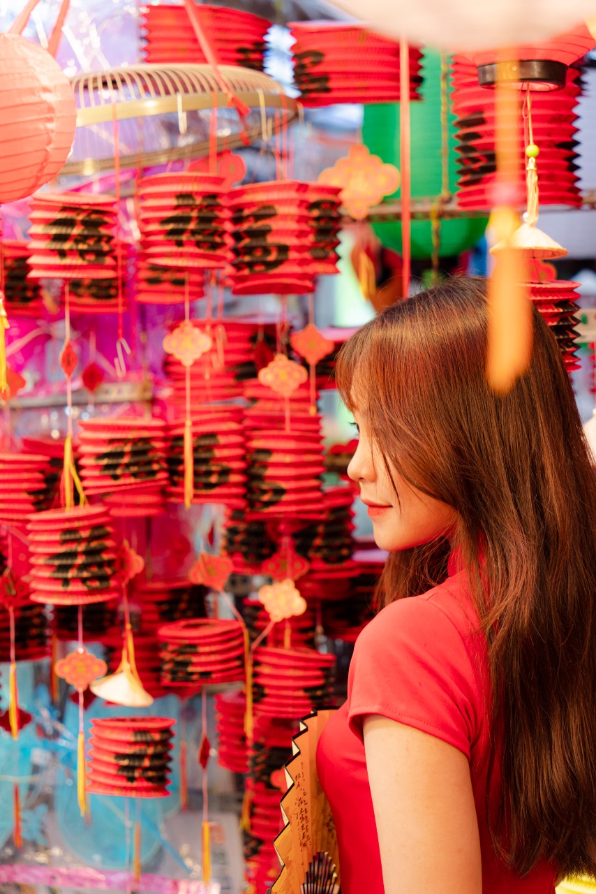 Traditional lanterns light up Full Moon Festival