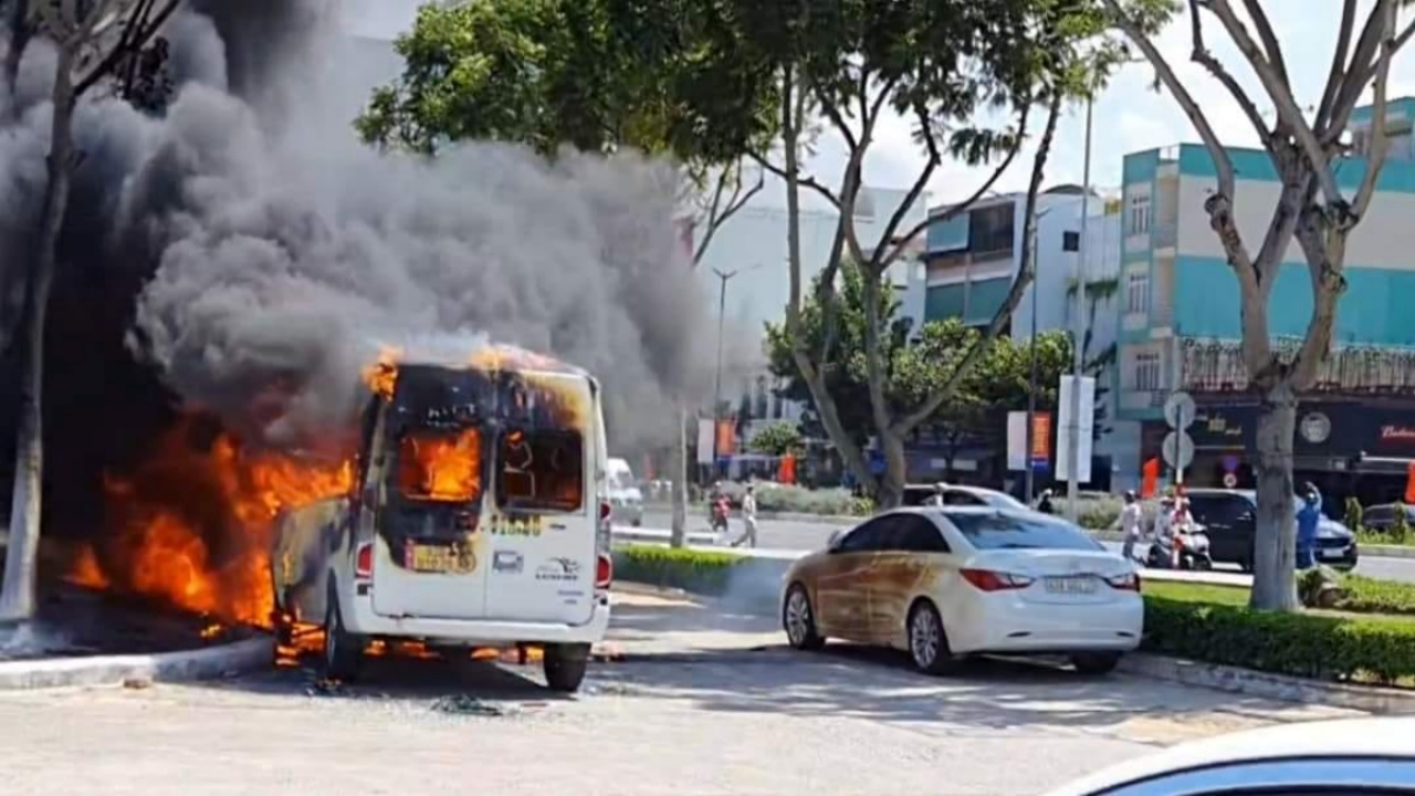 Blaze burns down two cars in Danang