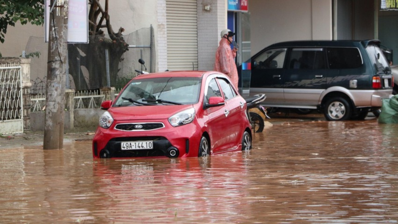 Downpour inundates streets in Dalat