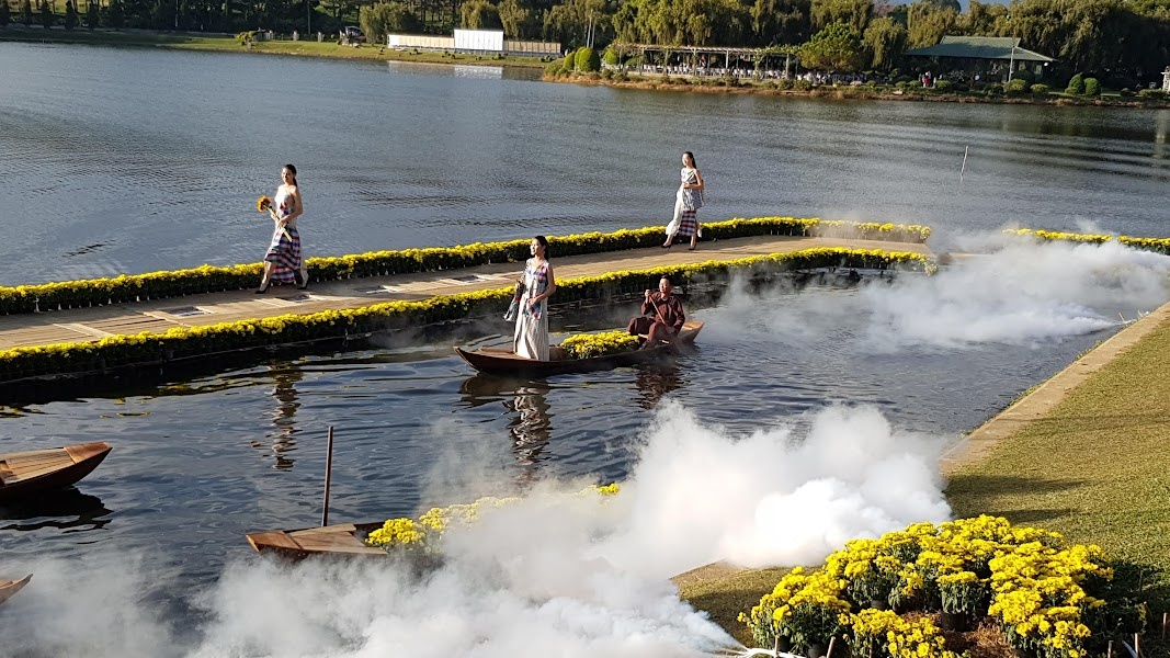 Ongoing Dalat Flower Festival features cultural, art activities
