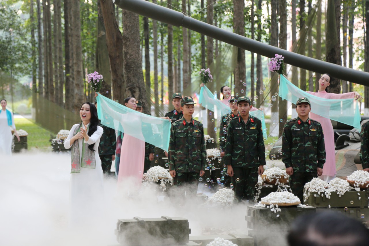 Ao dai designs introduced at “Soldier and Silk” program