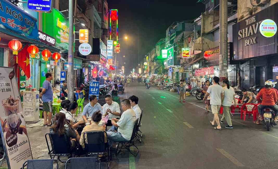 HCMC opens new night food street in District 3