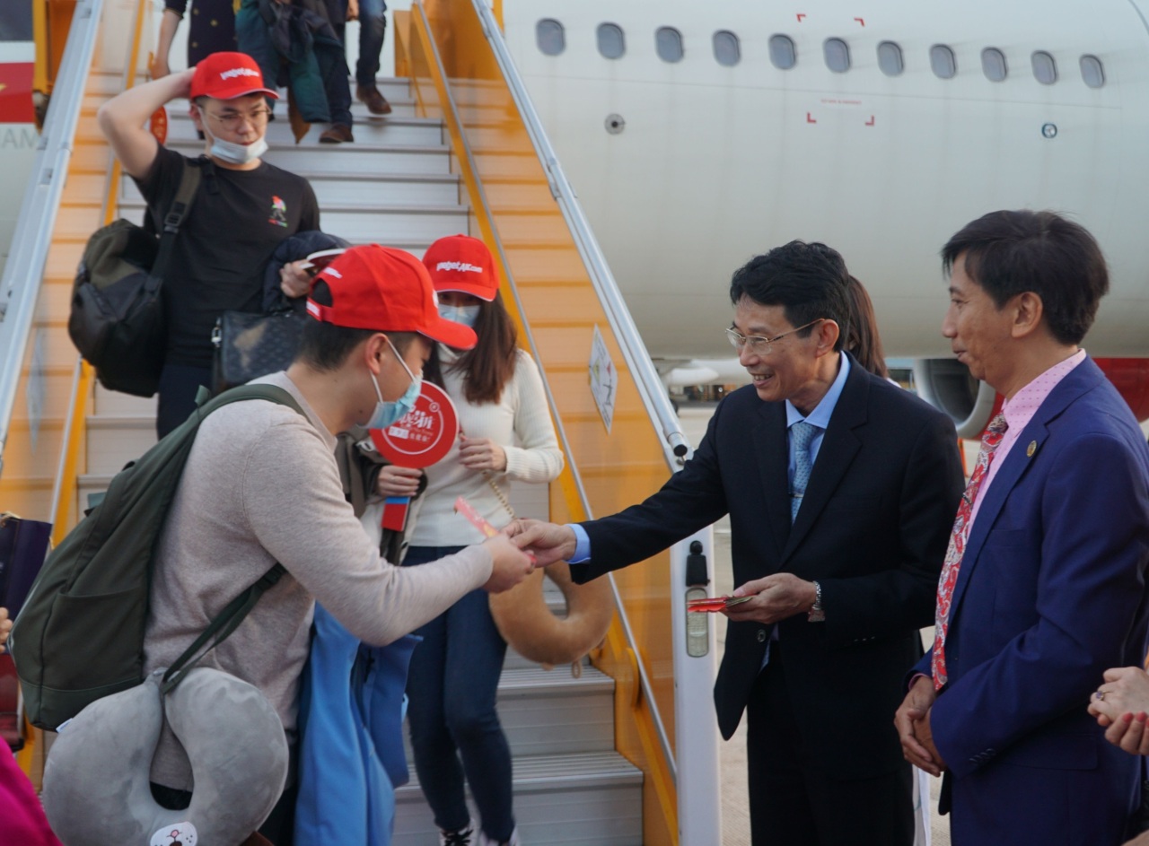 Hundreds of foreigners visit Vietnam on Tet holiday
