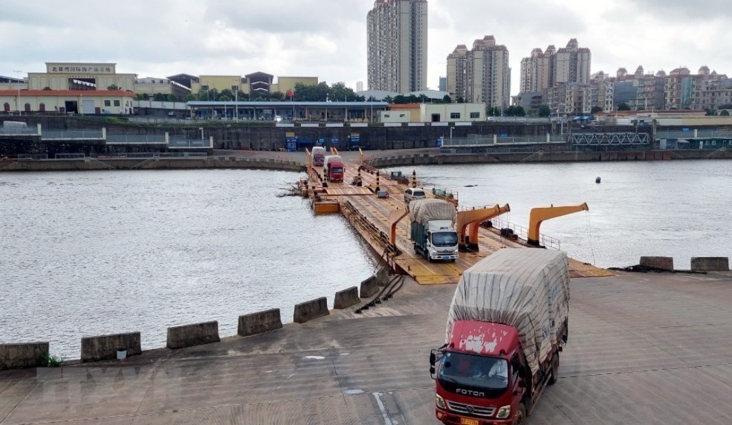 Nearly 4,000 tons of cargo cleared through Mong Cai Border Gate