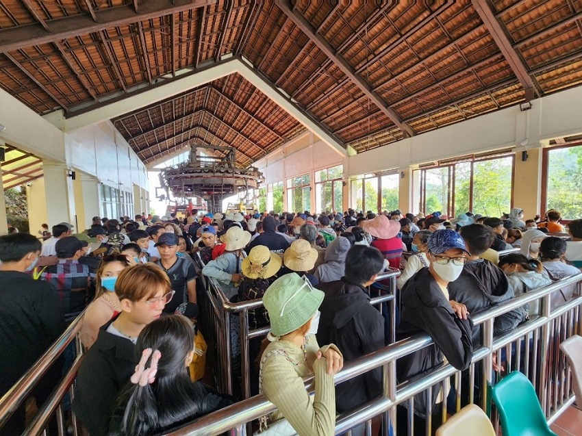 Cable car riders on Cam Mountain seen surging