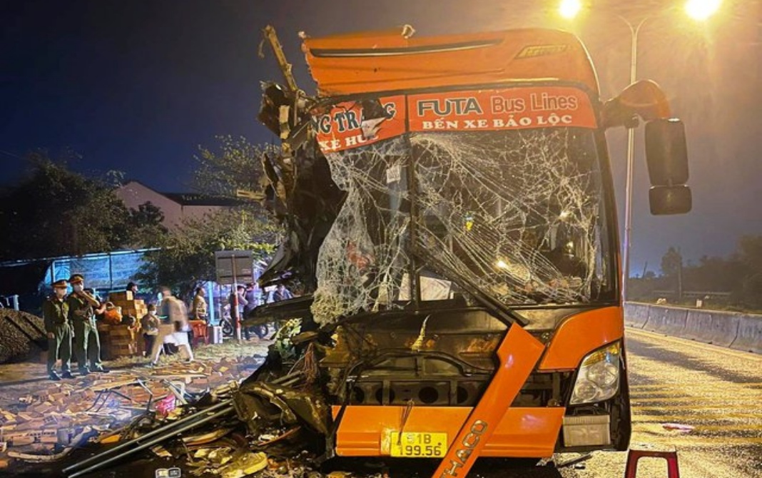 Road accident leaves three dead, 13 injured in central Vietnam
