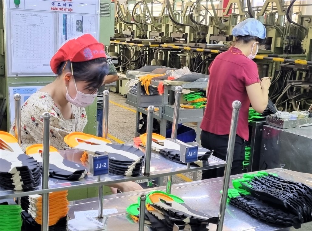 PouYuen Vietnam provides financial aid for laid-off workers