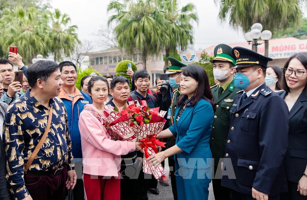 First group of Chinese tourists comes to Vietnam through northern border gate