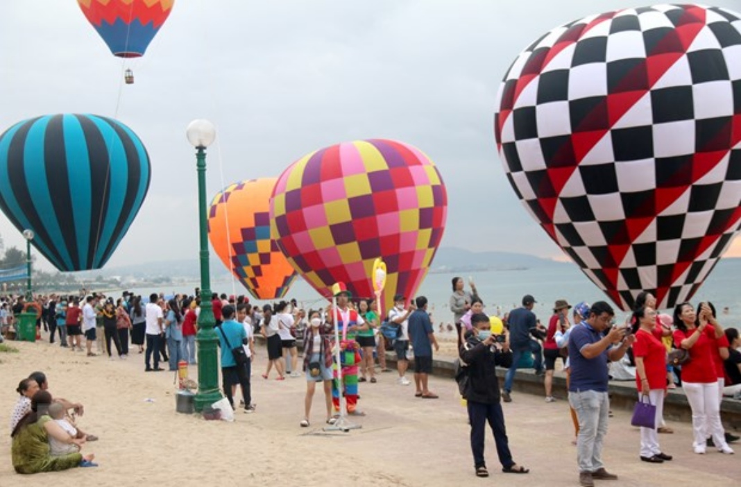Binh Thuan hosts hot-air balloon festival