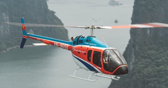 Tourist helicopter crashes in Halong Bay
