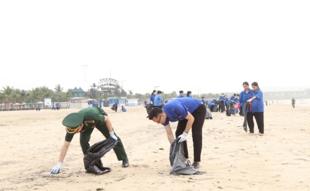 300 young people clean beach in Quang Ninh Province