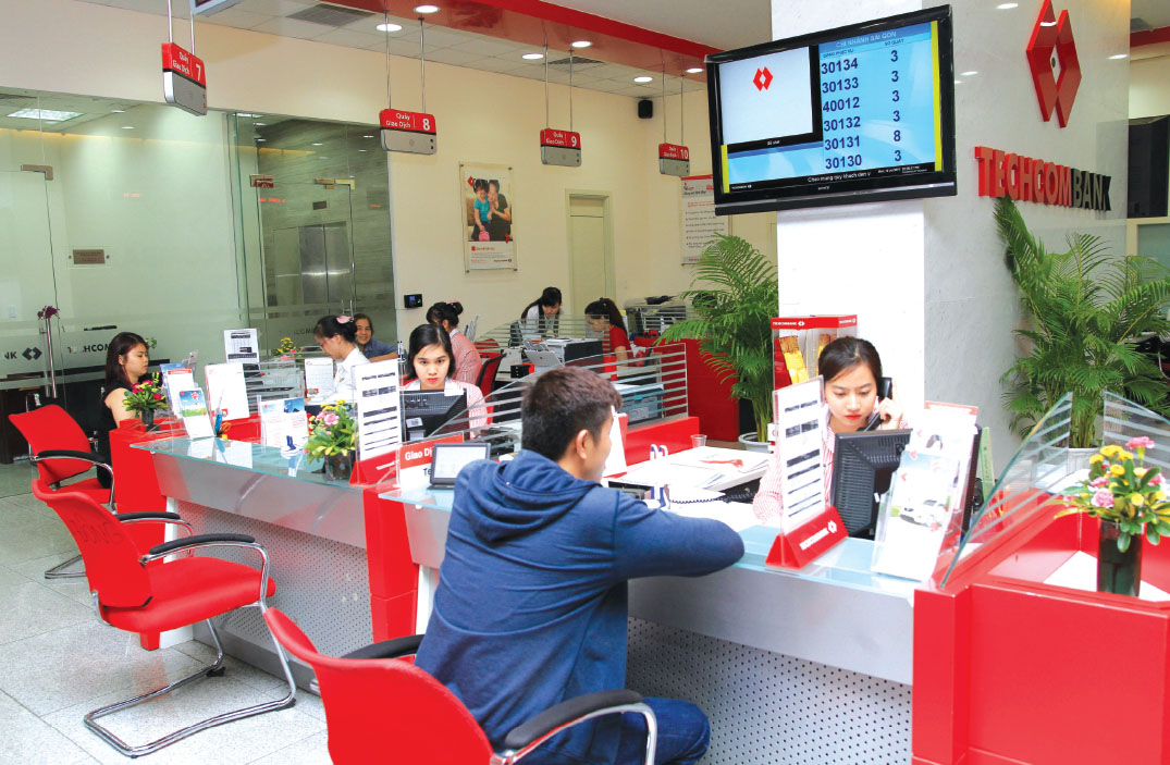 Banks lower deposit interest rates further