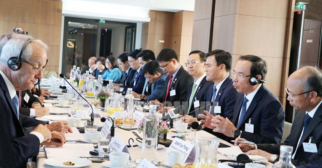 HCMC seeks France's support in planning and developing Saigon River banks