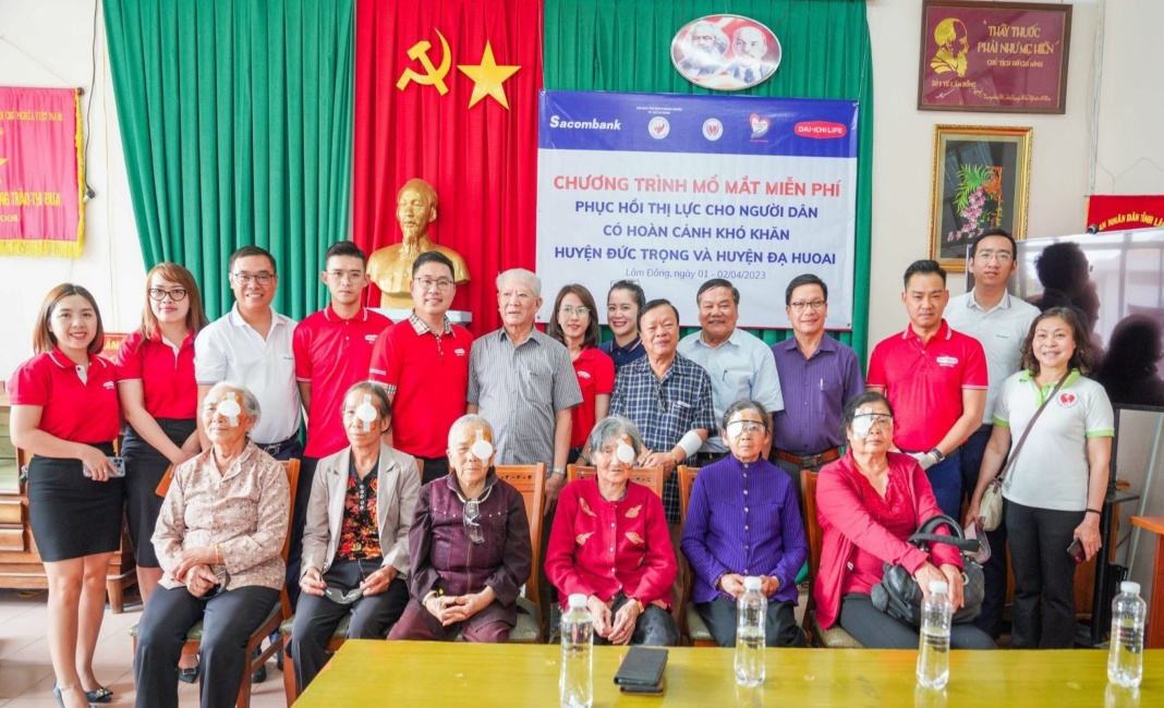 Sacombank and Dai-ichi Life support eye surgeries for needy patients