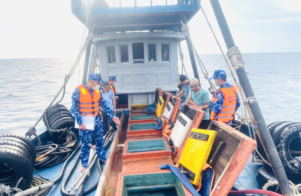 Fishing boat apprehended for illegally carrying oil