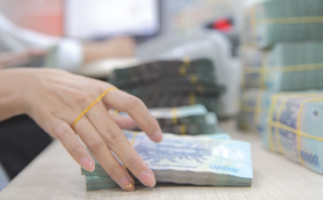 Private banks lower deposit rates