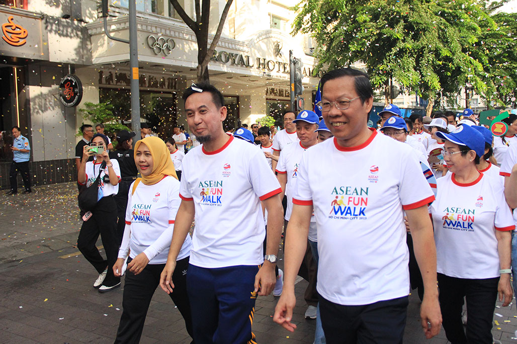 Walking event held in HCMC to celebrate ASEAN Day