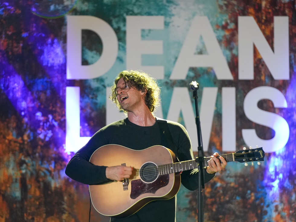 Australian megastar Dean Lewis plays exclusive concert at RMIT Vietnam