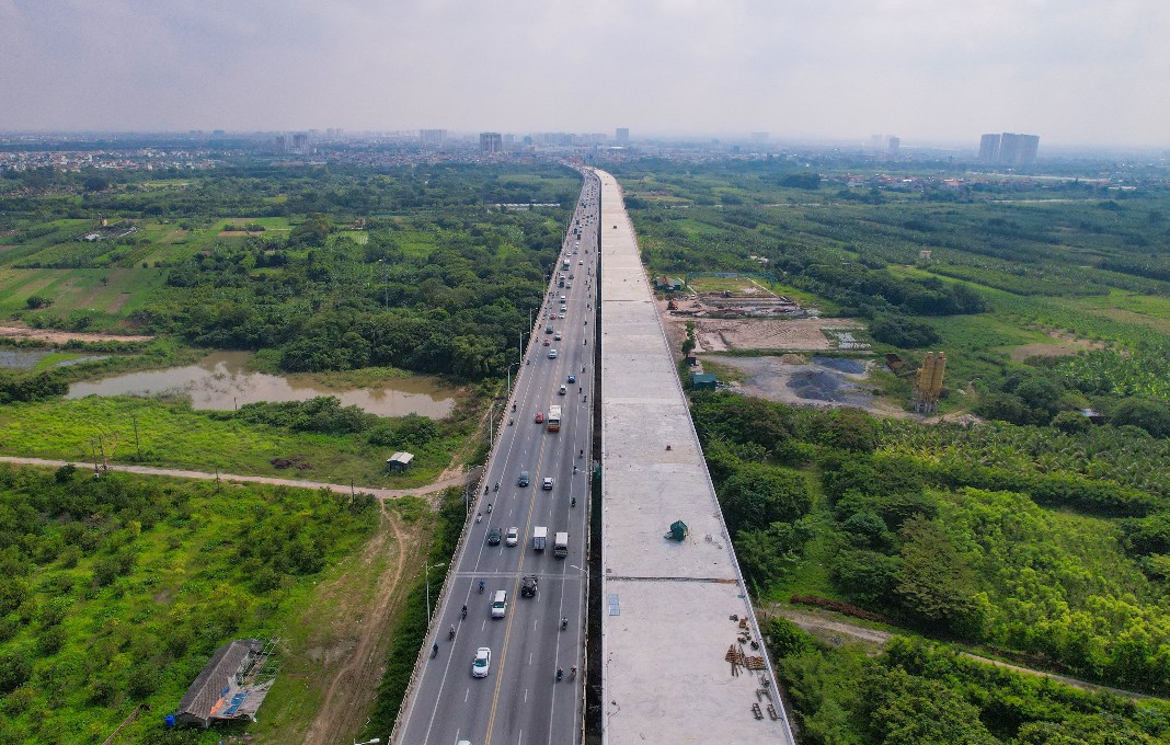 Vinh Tuy Bridge in Hanoi set to open for traffic next week