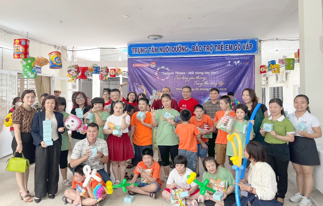 Saigon Times Group brings Mid-Autumn gifts to underprivileged children