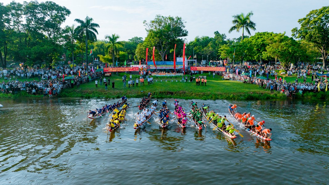 Boat racing lights up Huong River