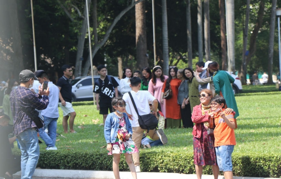 More Vietnamese travelers switch to cashless payments