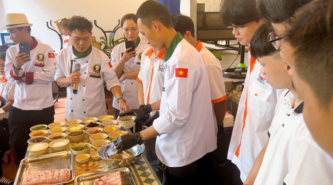 Young chefs, students trained to make BBQ dishes