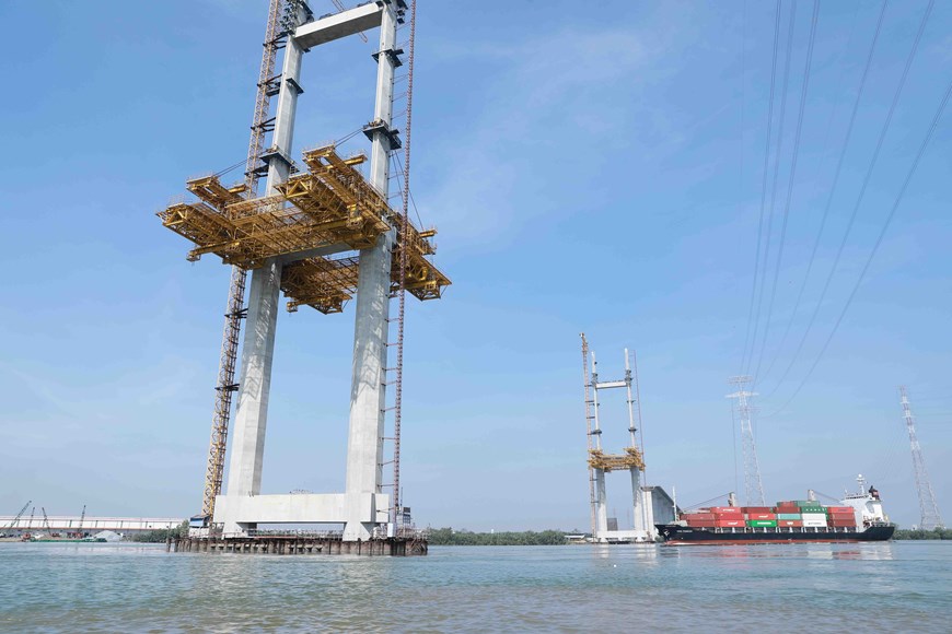 Work resumes on Ben Luc-Long Thanh expy’s longest bridge