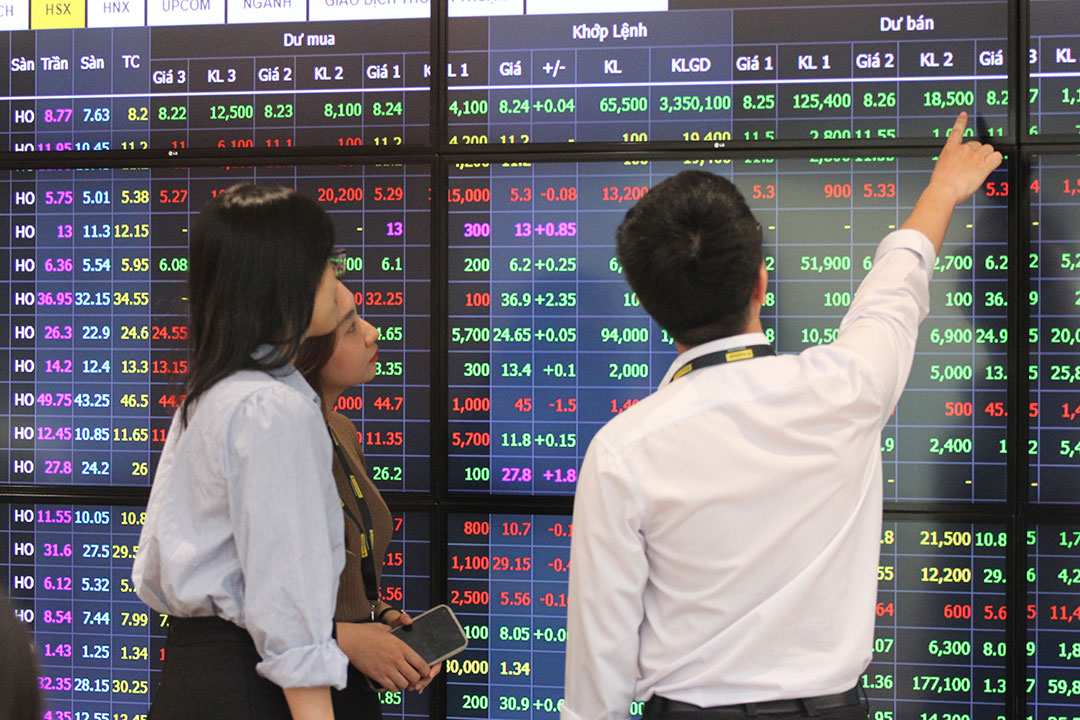 Stock accounts plummet by 380,000 in October