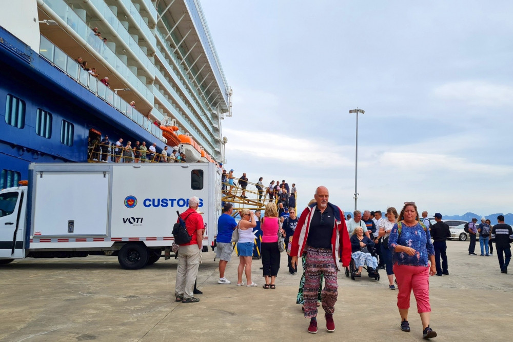 Luxury cruise ships bring over 3,300 international guests to Halong