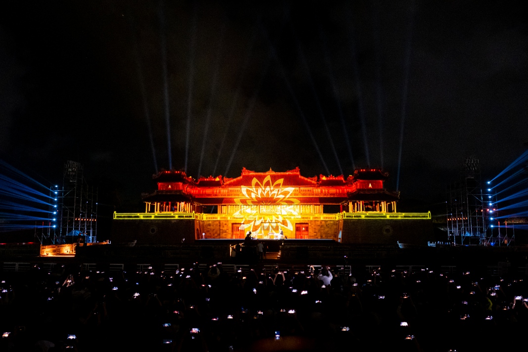 Citadel sparkles in spectacular light show
