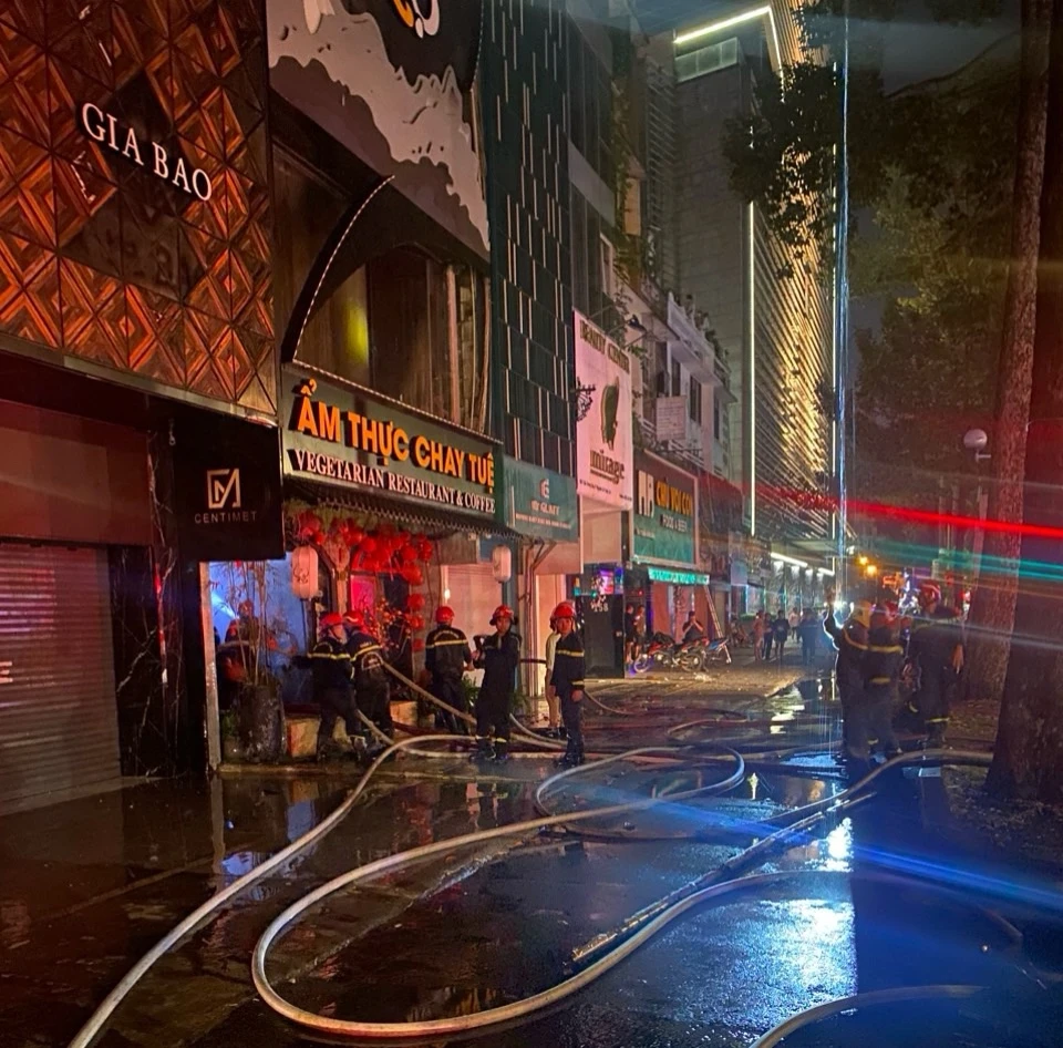 Fire engulfs 4-story restaurant in downtown HCMC