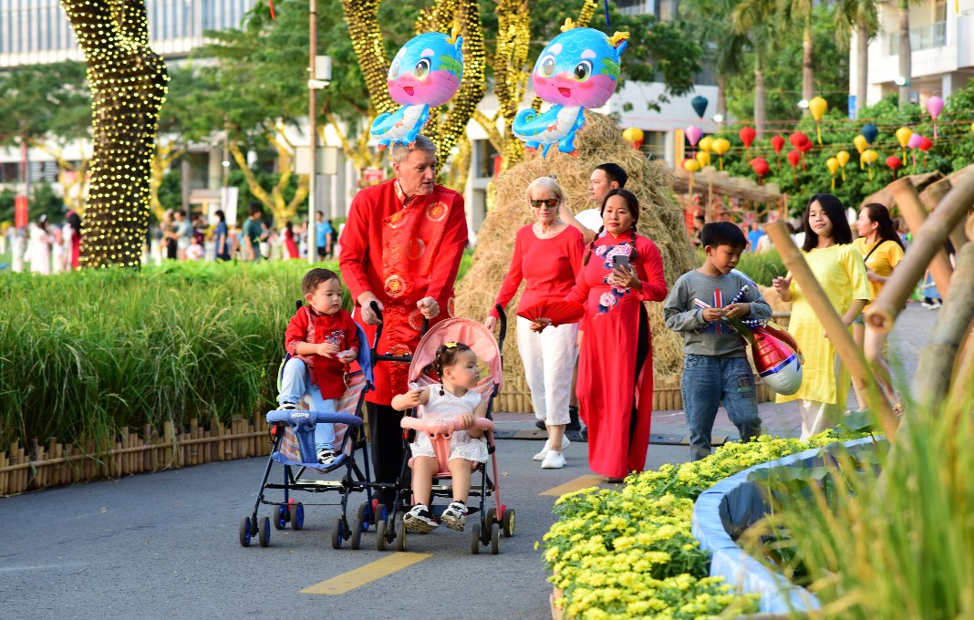 Phu My Hung flower festival attracts throngs of Tet revelers