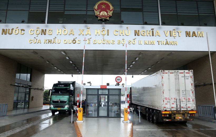 Over 800 tons of goods traded through Lao Cai border gate in single day