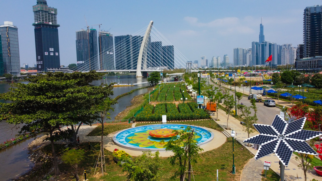 Sunflower solar installed in Saigon River park