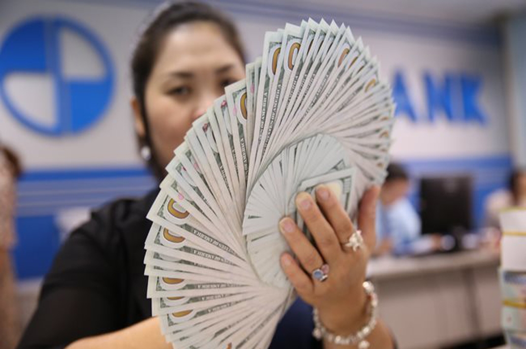 U.S. dollar climbs to record high against Vietnamese dong