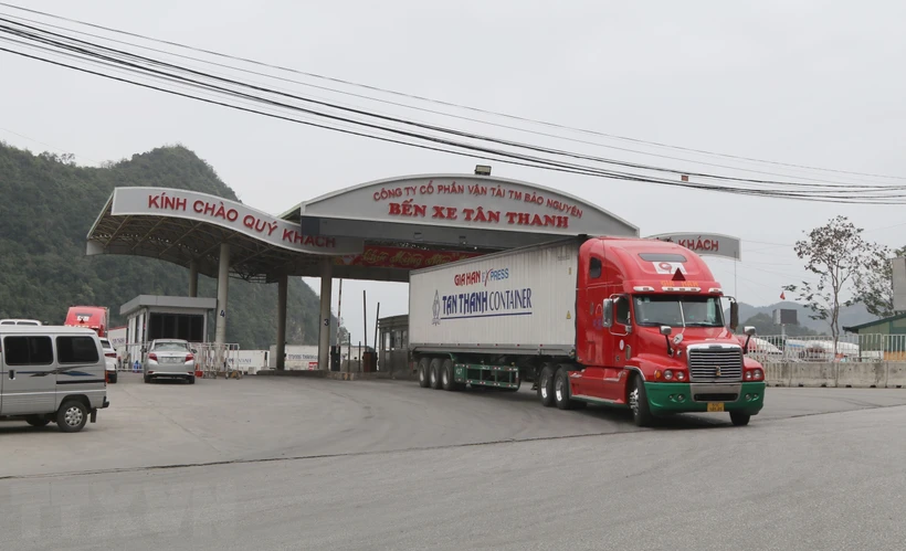 Lang Son's border gates busy with customs clearance during holiday