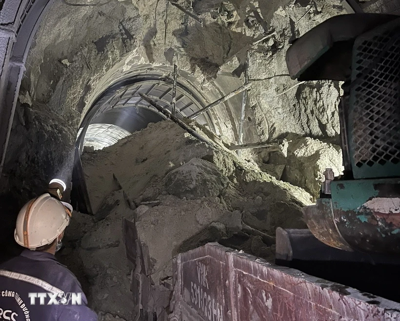 Landslide hits railway tunnel in Phu Yen