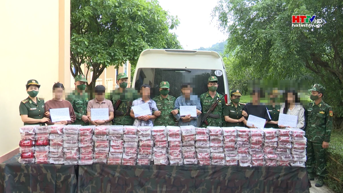 Six Lao nationals caught transporting 121 kg of illicit drugs into Vietnam