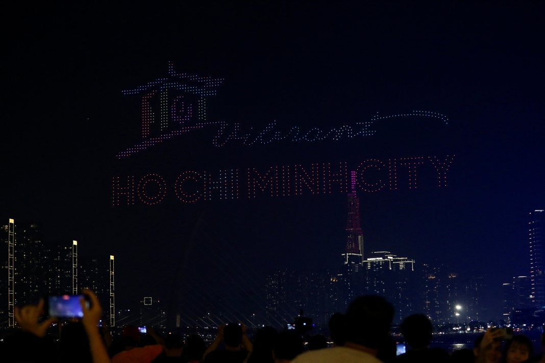Largest drone light show draws huge crowd